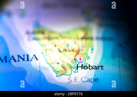 Flache Schärfentiefe Fokus auf geografische Kartenposition der Stadt Hobart in Tasmanien Insel Australien Australasia Kontinent auf Atlas Stockfoto