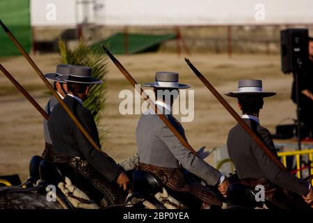 Männer auf dem Pferd mit Speer Stockfoto