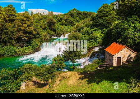 Atemberaubender mediterraner touristischer Ort mit Wasserfällen im Nationalpark Krka, in der Nähe von Skradin touristischen Resort, Dalmatien, Kroatien, Europa Stockfoto