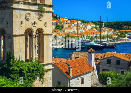 Atemberaubende Aussicht mit altem Kirchturm und wunderschönem mediterranen Stadtbild. Hafen mit Luxusyachten in Hvar, Insel Hvar, Dalmatien, Kroatien, Europa Stockfoto