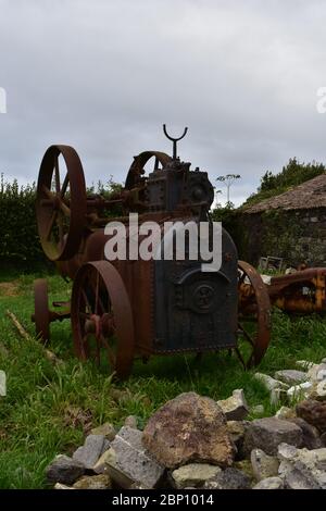 Alte Dampftraktor auf verrostet auf einem alten Bauernhof sitzen. Stockfoto