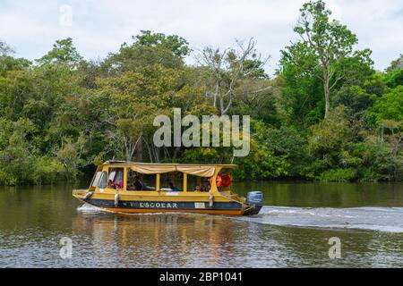 Schulkinder werden mit dem Boot nach Hause gebracht, Amazonas bei Manaus, Amazonas, Brasilien, Lateinamerika Stockfoto