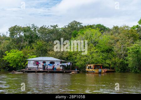 Schulkinder werden mit dem Boot nach Hause gebracht, Amazonas bei Manaus, Amazonas, Brasilien, Lateinamerika Stockfoto
