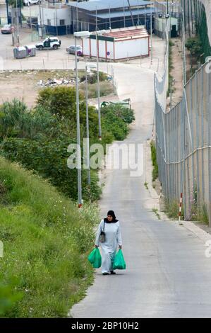 MELILLA, SPANIEN-APRIL 21 : spanische Seite nahe der Grenze von Farhana und dem Zaun, der die Enklave von Melilla und Marokko am 21,2010. April in Melilla, Spanien trennt. Der Zaun, der die Grenze um die spanische Enklave im Norden Marokkos markiert, wurde gebaut, um illegale Einwanderer davon abzuhalten, nach Melilla einzureisen. ( Foto von Jordi Cami) Stockfoto