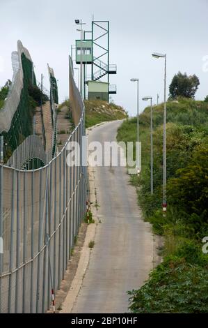 MELILLA, SPANIEN-APRIL 21 : Perimeter-Zaun, der die spanische Enklave Melilla und Marokko am 21,2010. April in Melilla, Spanien, trennt. Der Zaun, der die Grenze um die spanische Enklave im Norden Marokkos markiert, wurde gebaut, um illegale Einwanderer davon abzuhalten, nach Melilla einzureisen. ( Foto von Jordi Cami) Stockfoto