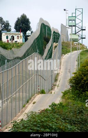 MELILLA, SPANIEN-APRIL 21 : Perimeter-Zaun, der die spanische Enklave Melilla und Marokko am 21,2010. April in Melilla, Spanien, trennt. Der Zaun, der die Grenze um die spanische Enklave im Norden Marokkos markiert, wurde gebaut, um illegale Einwanderer davon abzuhalten, nach Melilla einzureisen. ( Foto von Jordi Cami) Stockfoto