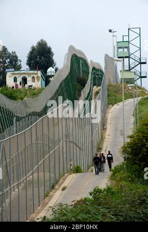 MELILLA, SPANIEN-APRIL 21 : Perimeter-Zaun, der die spanische Enklave Melilla und Marokko am 21,2010. April in Melilla, Spanien, trennt. Der Zaun, der die Grenze um die spanische Enklave im Norden Marokkos markiert, wurde gebaut, um illegale Einwanderer davon abzuhalten, nach Melilla einzureisen. ( Foto von Jordi Cam) Stockfoto