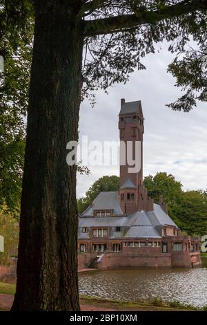 Jachthuis Sint Hubertus, die ehemalige Residenz von Hélène und Anton Kröller-Müller, im Nationalpark De Hoge Veluwe, Gelderland, Niederlande Stockfoto