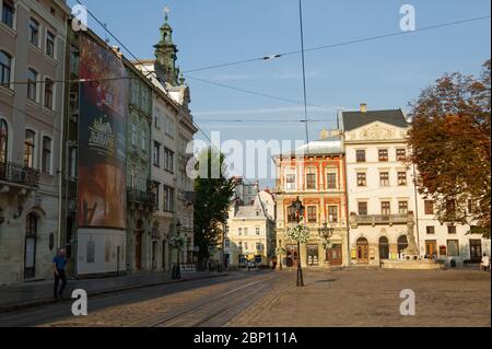 Lviv, Ukraine - 21. Juli 2017:Marktplatz (Rynok)am Morgen - der zentrale Platz der Stadt in Lviv, Ukraine. Stockfoto