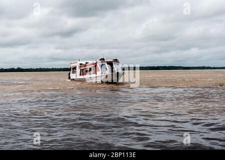 Schnellboot mit Touristen beobachten die Encontro das águas, das Treffen der Gewässer, Amzon River, Manaus, Amazonas-Staat, Brasilien, Lateinamerika Stockfoto