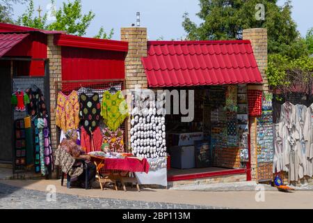 Kiew, Ukraine - 01. Mai 2016:Andrew's Descent ist eine berühmte historische Straße, die traditionelle Kunst und Souvenirs in Kiew, Ukraine verkauft Stockfoto