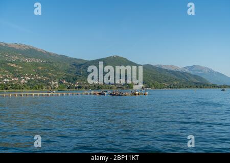 Ohrid See vor den großen Bergen in Nord-Mazedonien. August 2019 Stockfoto