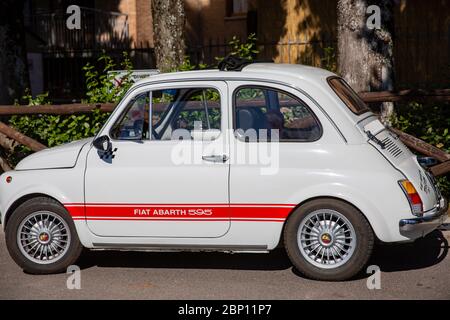 Klassischer Fiat Abarth 595 in Italien für Rennen beim Straßenrennen Coppa del chianti in der Toskana Stockfoto