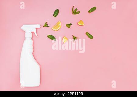 Waschmittelflasche auf rosa Hintergrund mit frischen Minzblättern und Zitronenscheiben. Stockfoto