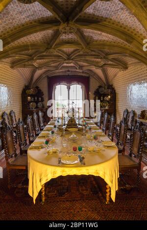 Speisesaal des Pena National Palace, berühmtes Wahrzeichen, in Sintra, Portugal Stockfoto