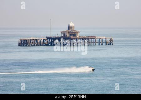 Herne Bay, Kent, Großbritannien. 17. Mai 2020: UK Wetter. Jet-Skifahrer nutzen die Sonne und die ruhigen Bedingungen, um Spaß am verlassenen alten Pier Kopf in Herne Bay zu haben, da die Einschränkungen für die Sperrung gelockert werden. Das Wetter wird für die nächsten Tage gut bleiben. Kredit: Alan Payton/Alamy Live News Stockfoto