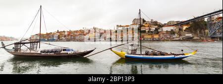 PORTO, PORTUGAL - 27. FEBRUAR 2017: Rebellos, die typischen Boote, die Weinfässer auf dem Duoro Fluss nach Porto, in Portugal, transportieren Stockfoto