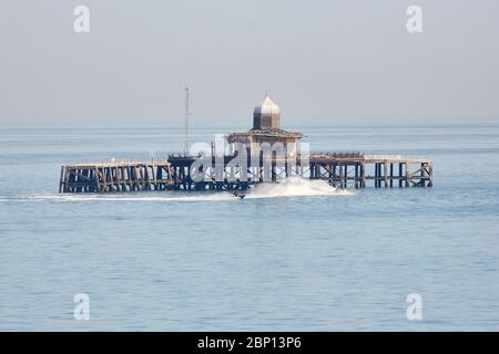 Herne Bay, Kent, Großbritannien. 17. Mai 2020: UK Wetter. Jet-Skifahrer nutzen die Sonne und die ruhigen Bedingungen, um Spaß am verlassenen alten Pier Kopf in Herne Bay zu haben, da die Einschränkungen für die Sperrung gelockert werden. Das Wetter wird für die nächsten Tage gut bleiben. Kredit: Alan Payton/Alamy Live News Stockfoto