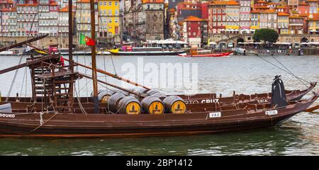 PORTO, PORTUGAL - 27. FEBRUAR 2017: Rebellos, die typischen Boote, die Weinfässer auf dem Duoro Fluss nach Porto, in Portugal, transportieren Stockfoto