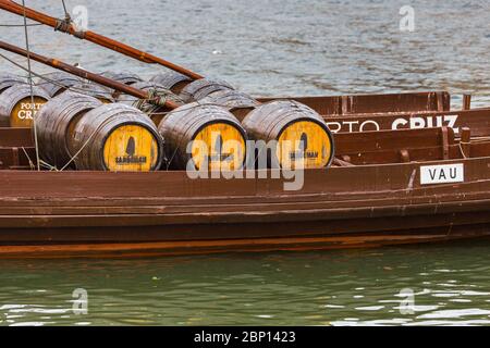 PORTO, PORTUGAL - 27. FEBRUAR 2017: Rebellos, die typischen Boote, die Weinfässer auf dem Duoro Fluss nach Porto, in Portugal, transportieren Stockfoto