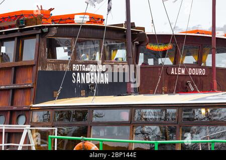 PORTO, PORTUGAL - 27. FEBRUAR 2017: Rebellos, die typischen Boote, die Weinfässer auf dem Duoro Fluss nach Porto, in Portugal, transportieren Stockfoto