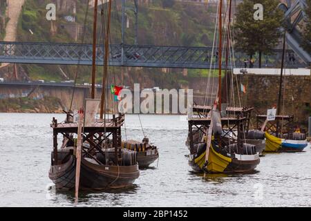 PORTO, PORTUGAL - 27. FEBRUAR 2017: Rebellos, die typischen Boote, die Weinfässer auf dem Duoro Fluss nach Porto, in Portugal, transportieren Stockfoto