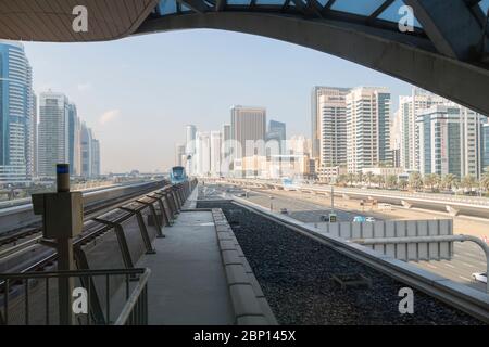 Zug beim Einfahren in den Bahnhof mit der erhöhten Dubai Metro, Dubai, Vereinigte Arabische Emirate Stockfoto