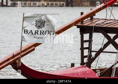 PORTO, PORTUGAL - 27. FEBRUAR 2017: Rebellos, die typischen Boote, die Weinfässer auf dem Duoro Fluss nach Porto, in Portugal, transportieren Stockfoto