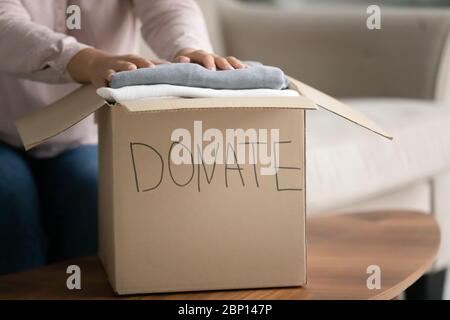 Frau vorbereitet Box mit alten Sachen für Spende Nahaufnahme Bild Stockfoto