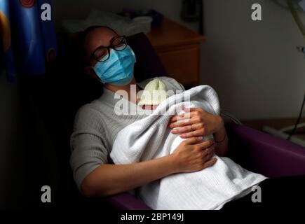 Kirsty Anderson ruht während des Ausbruchs der Coronavirus-Krankheit mit ihrem Frühgeborenen Theo in der Neonatal-Intensivstation des Lancashire Women and Newborn Center im Burnley General Hospital in East Lancashire. Stockfoto