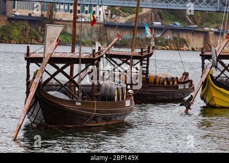 PORTO, PORTUGAL - 27. FEBRUAR 2017: Rebellos, die typischen Boote, die Weinfässer auf dem Duoro Fluss nach Porto, in Portugal, transportieren Stockfoto