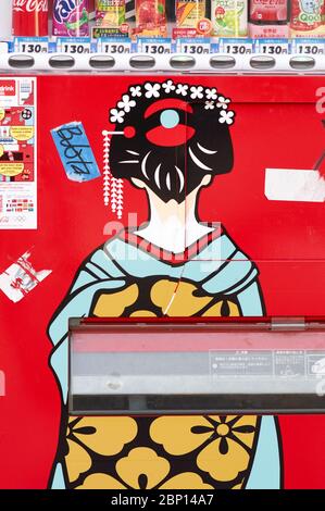 Kyoto / Japan - 28. April 2018: Cool aussehender Verkaufsautomat, der Geisha im alten Viertel von Kyoto in Japan darstellt Stockfoto