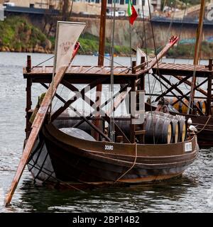 PORTO, PORTUGAL - 27. FEBRUAR 2017: Rebellos, die typischen Boote, die Weinfässer auf dem Duoro Fluss nach Porto, in Portugal, transportieren Stockfoto