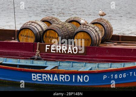 PORTO, PORTUGAL - 27. FEBRUAR 2017: Rebellos, die typischen Boote, die Weinfässer auf dem Duoro Fluss nach Porto, in Portugal, transportieren Stockfoto