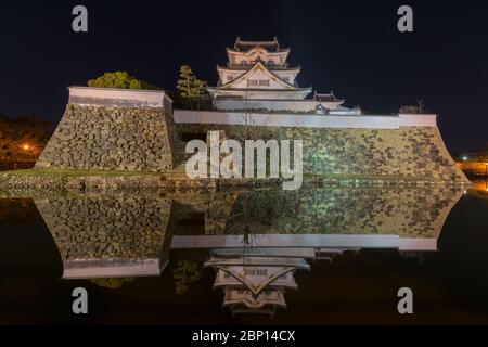 Nachtansicht der Burg Kishiwada (Burg Chikiri) erbaut im 16. Jahrhundert in der Stadt Kishiwada, Präfektur Osaka, Japan Stockfoto