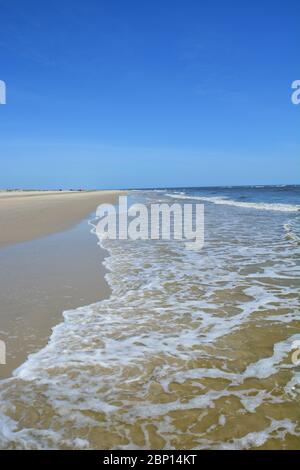 Blick hinunter die breite offene Küste in Nags Head auf die Outer Banks von North Carolina. Stockfoto