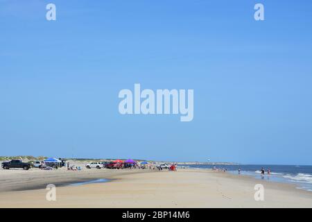 Fahrzeuge fahren zum Strand zum Angeln und zur Erholung in Nags Head am Outer Banks von North Carolina. Stockfoto