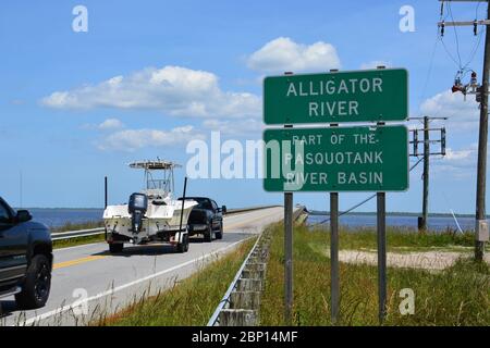 US-64 kreuzt den Alligator River auf dem Weg nach North Carolina's Outer Banks. Stockfoto