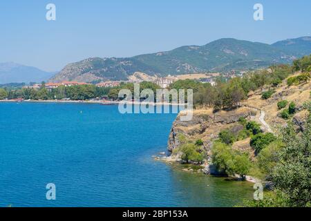 Ohrid See und ein Teil der Stadt vor der riesigen Klippe in Nord-Mazedonien. August 2019 Stockfoto