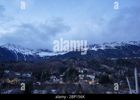 Tirol Region von Österreich. Schöne Stadt Innsbruck und Berg am Abend. Dezember 2019 Stockfoto