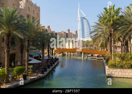 Blick auf Burj Al Arab von Madinat Jumeirah, Dubai, Vereinigte Arabische Emirate, Naher Osten Stockfoto