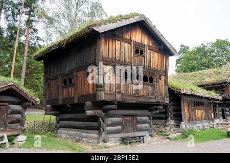 Typisches historisches norwegisches Dachhaus im Folkemuseum, Oslo. August 2019 Stockfoto