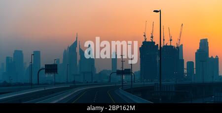 Dubai Skyline in Sonnenuntergang Dämmerung, Silhouetten der Stadt Wolkenkratzer Gebäude Panorama, Vereinigte Arabische Emirate. Stockfoto