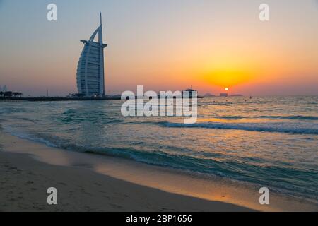 Burj Al Arab Hotel und Sonnenuntergang am Jumeirah Beach, Dubai, Vereinigte Arabische Emirate, Mittlerer Osten