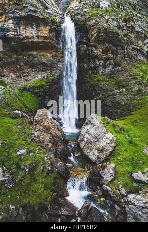 Wunderschöner Wasserfall im Ordiso Tal, Huesca, Spanien Stockfoto