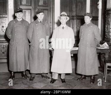 Joseph Goebbels mit seinem Leibwächter. Heinrich Hoffmann fotografiert 1933 Adolf Hitlers offizieller Fotograf und Nazi-Politiker und Verleger, der Mitglied des intime Kreises Hitlers war. Joseph Goebbels mit seinem Leibwächter. Stockfoto