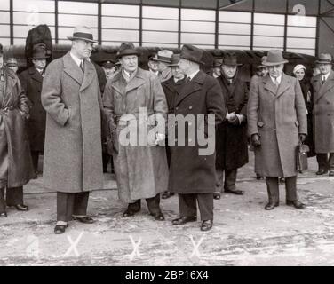 Führung durch neue deutsche Flugzeuge auf dem Flugplatz Tempelhof Berlin, Heinrich Sahm, Hermann Göring und Erhard Milch Heinrich Hoffmann fotografiert 1933 Adolf Hitlers offizieller Fotograf und ein Nazi-Politiker und Verleger, der Mitglied des intime Kreises Hitlers war. Stockfoto