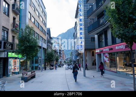 Schöne Aussicht auf die Straße von Andorra la Vella. Es ist eines der kleinsten Länder Europas und der Welt. Stockfoto