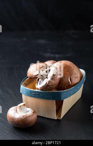 Helathy Food Concept Bio Cremini braune Pilze auf schwarzem Schiefertafel backgroun mit Kopierraum Stockfoto