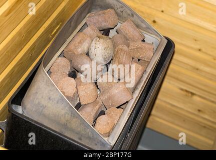 Elektrischer Saunaofen / Herd mit Steinen, Finnland Stockfoto